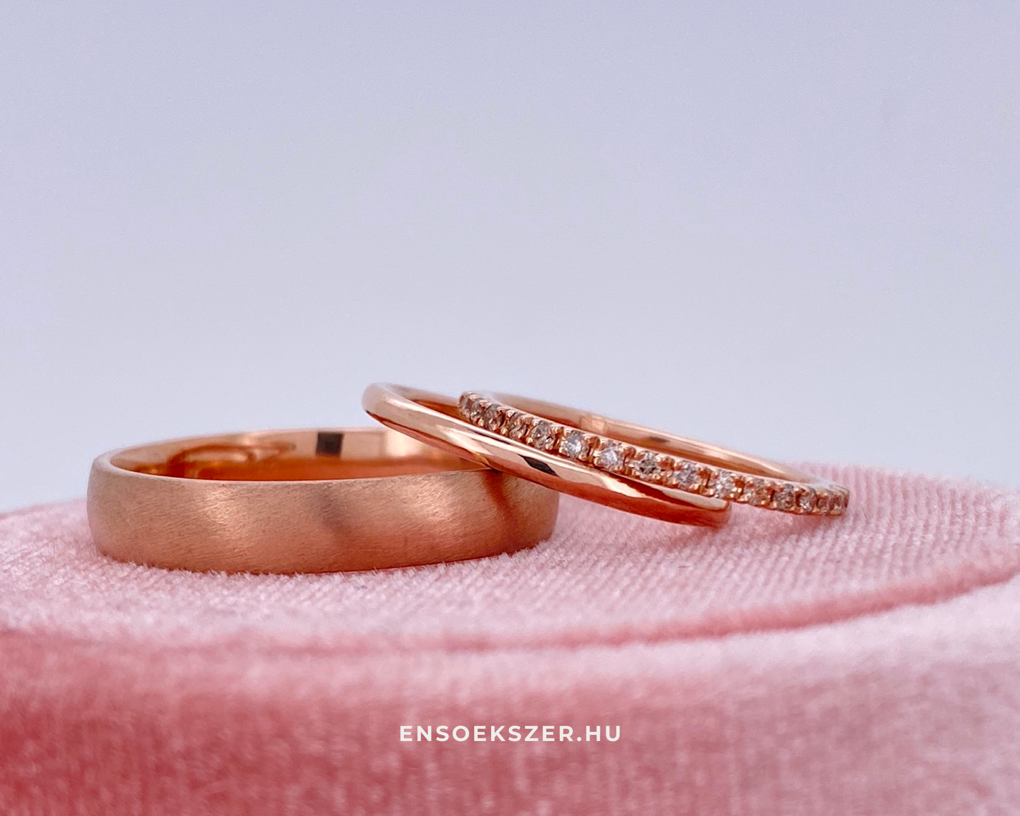 Enso ékszer egyedi tervezésű vörös arany karikagyűrű pár
